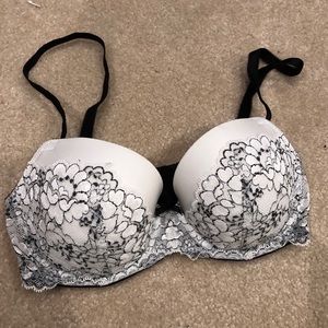 Victoria’s Secret 32DD bra